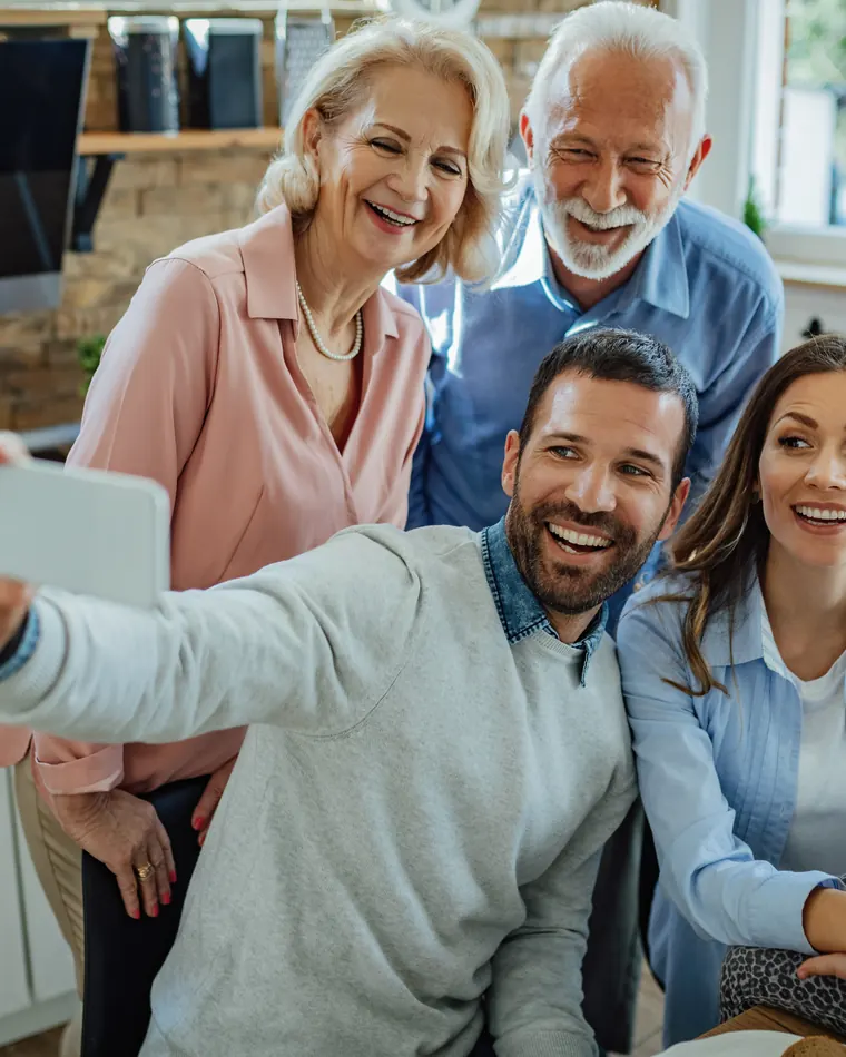 Família de três gerações tirando selfie